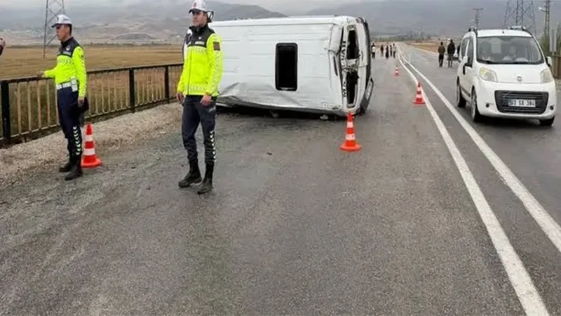 Öğrenci servisi devrildi, 12 yaralı