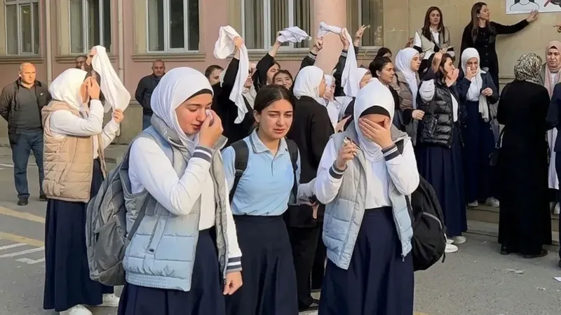 Azerbaycan'da başörtüsü krizi büyüyor; öğrenciler isyanda!