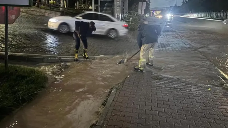 Sağanak yağış birçok ilde hayatı durma noktasına getirdi!