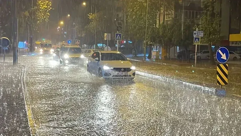 Şiddetli yağış Antalya'yı da vurdu