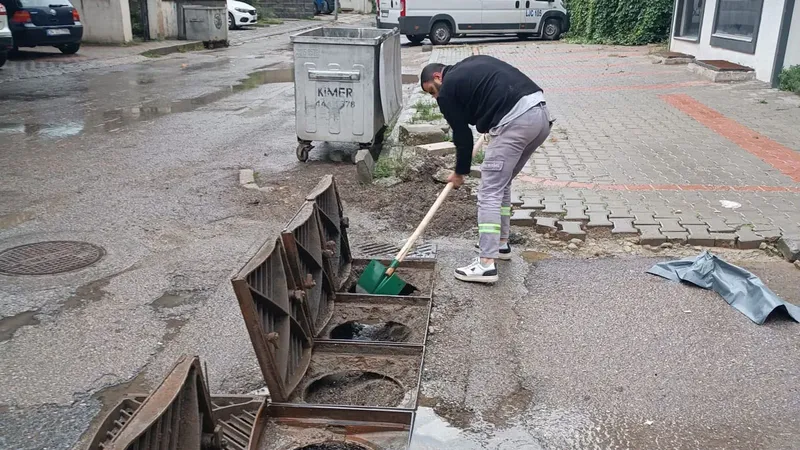 Kartal Belediyesi şiddetli yağış ve fırtınaya karşı teyakkuzda