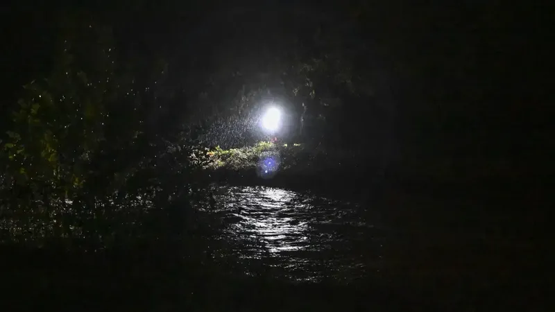 Pendik'te sel sularına kapılan 2 kişi aranıyor