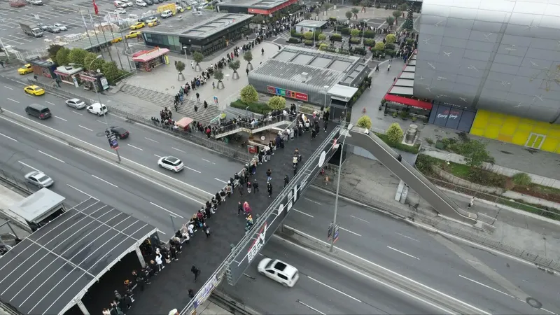 Ataşehir'de dev mağaza açılışında indirim izdihamı