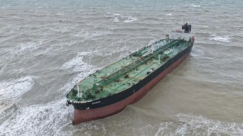 Sarıyer'de sürüklenen tanker kurtarıldı