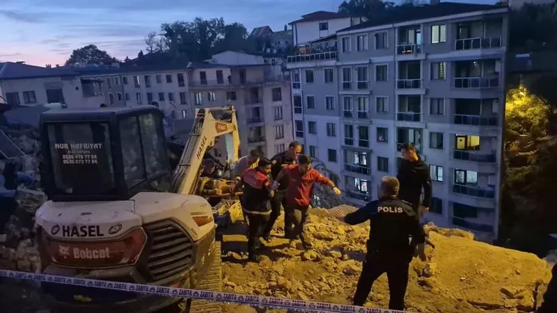 Zonguldak'ta 3 katlı bina çöktü!