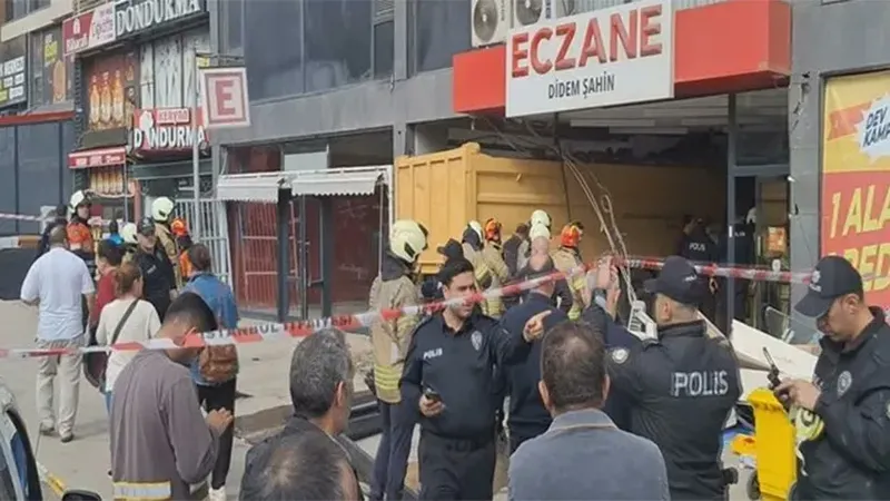 Pendik'te kamyon eczaneye daldı! 7 yaralı
