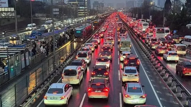 İstanbul'da trafik yoğunluğu yüzde 80'e ulaştı