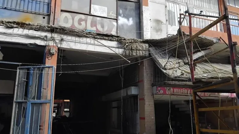 Ümraniye'de balkon çöktü, 3 işçi yaralandı