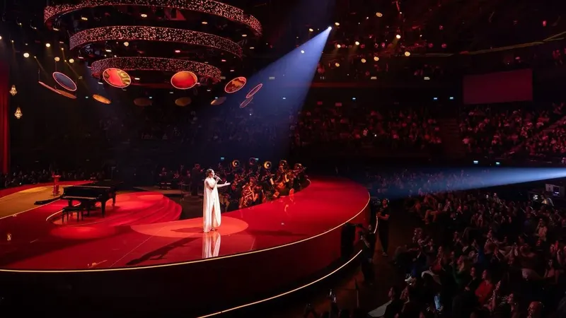 Ebru Yaşar’dan 360 derece sahne performansı!