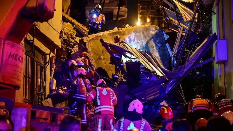 Beyoğlu'nda korkutan anlar! 5 katlı bina çöktü