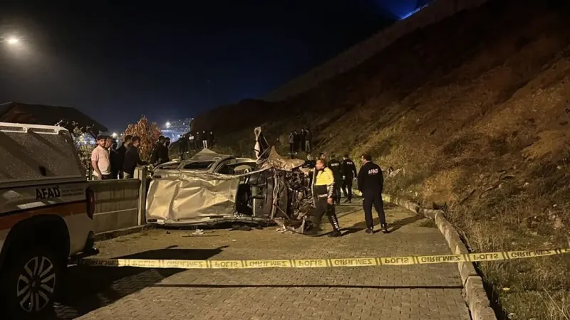 Erzurum'da hafif ticari araç devrildi: 2 ölü, 2 yaralı