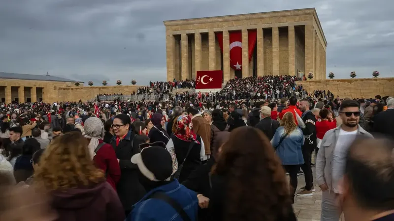 Türk halkı Cumhuriyet'in 103. yılında Anıtkabir'e akın etti