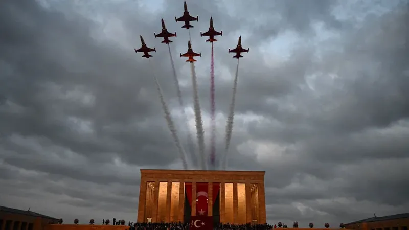Türk Yıldızları'ndan Anıtkabir semalarında saygı uçuşu