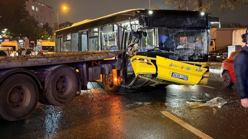 Bağcılar'da İETT otobüsü kaza yaptı