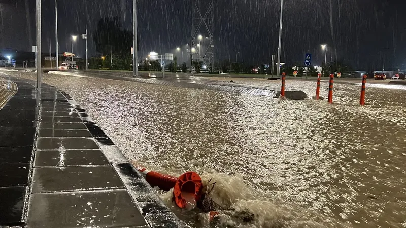 Mersin'de etkili olan şiddetli sağanak hayatı felç etti