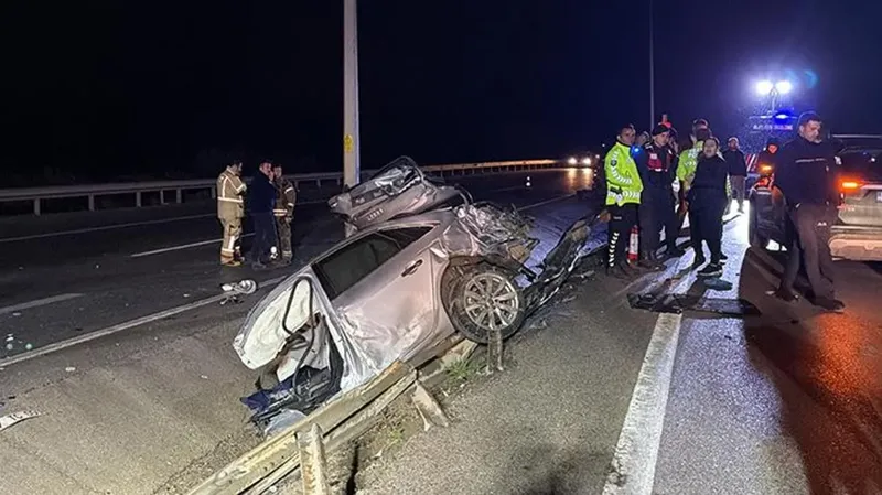 Çanakkale’de otomobil aydınlatma direğine çarptı: 2 ölü