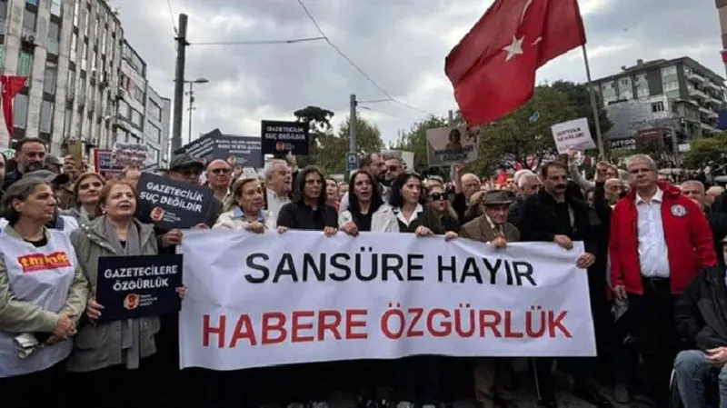 Gazeteciler basın özgürlüğü için sokağa indi