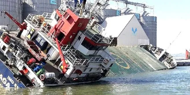 Bandırma'da kargo gemisi yan yattı; 12 yaralı