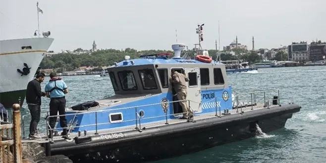 Tur teknesinden Boğaz'a atladı!