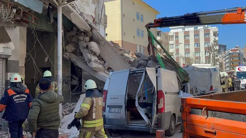 İstanbul'da 5 katlı bina araçların üzerine çöktü