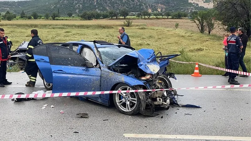 Burdur'da iki otomobil kafa kafaya çarpıştı: 5 ölü