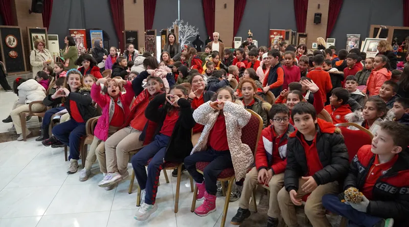 Minik öğrenciler sanat galerisi'nde karagöz oyunuyla tanıştı