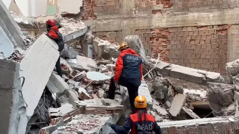 İstanbul'da yıkım sırasında bina çöktü!