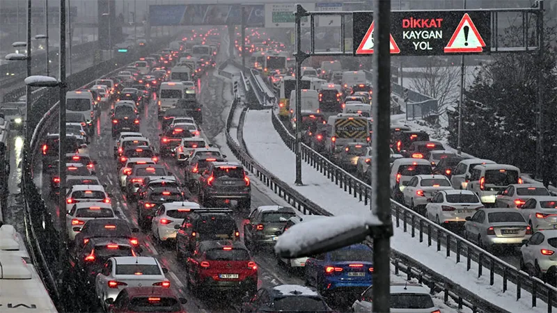Kar yağışı İstanbul trafiğini vurdu