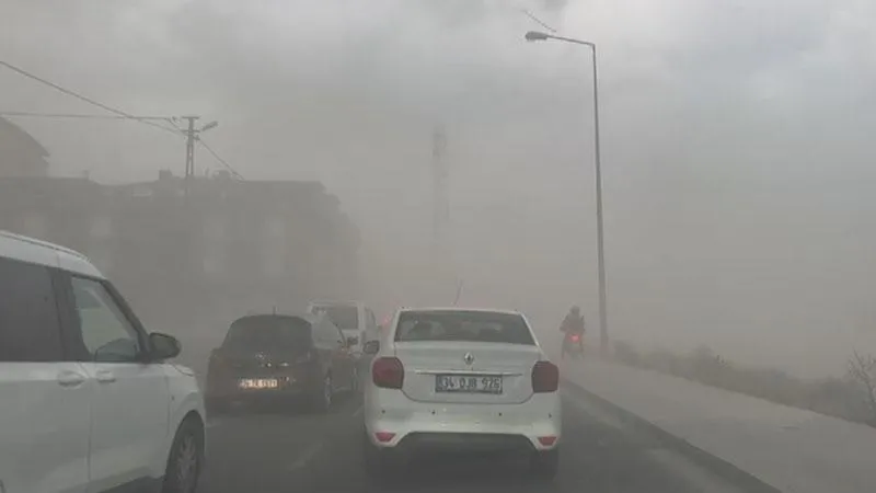 İstanbul'da fırtına hayatı felç etti