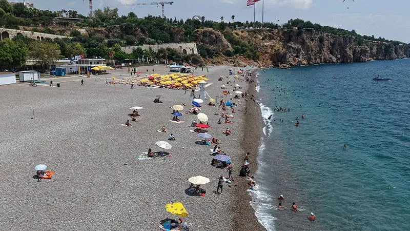 Antalya'da sahiller doldu taştı