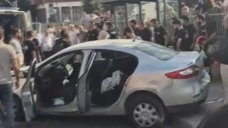 Güngören'de otomobil durağa daldı: 4 yaralı