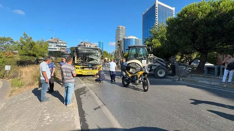 Beşiktaş'ta İETT otobüsü iş makinesine çarptı