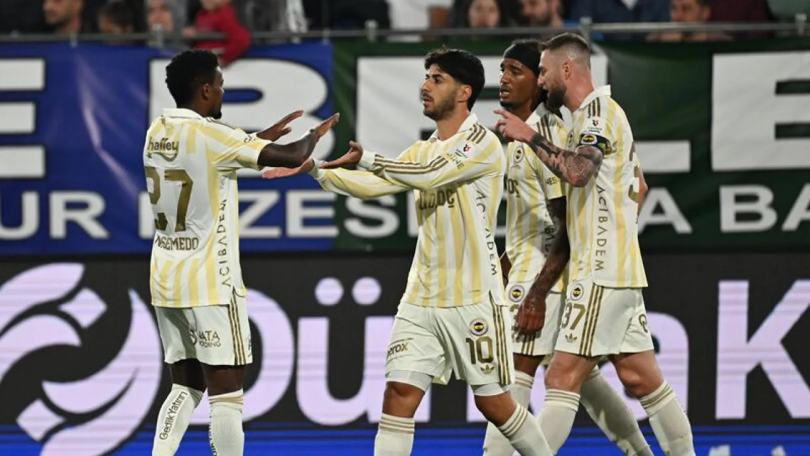 Fenerbahçe Rize'de 3 puanı 3 golle aldı!