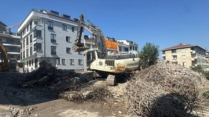 İstanbul'da 7 katlı bina saniyeler içinde çöktü!