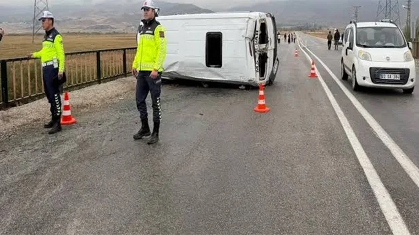 Öğrenci servisi devrildi, 12 yaralı