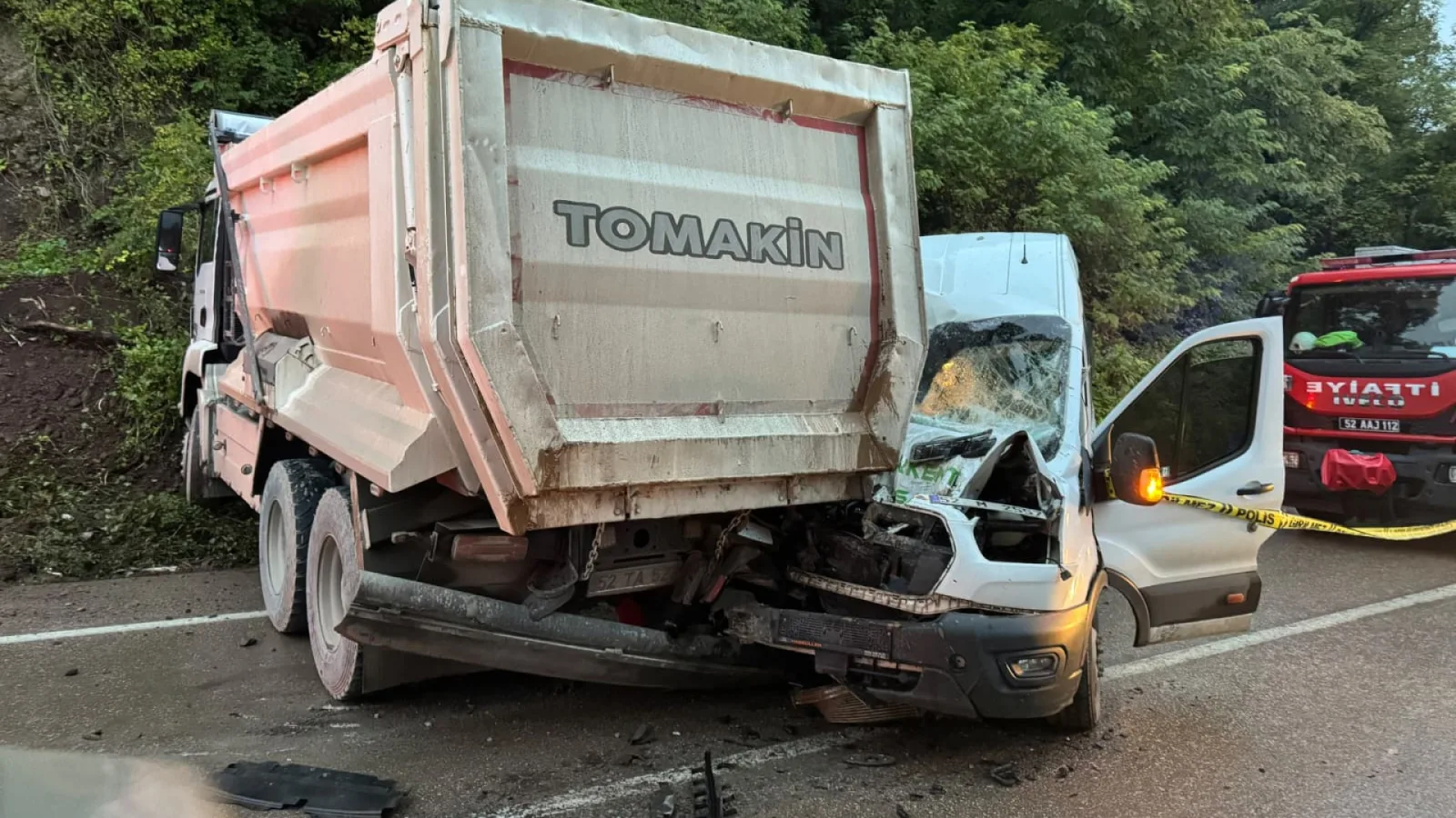 Fatsa'da kamyonla çarpışan minibüste 18 öğrenci yaralandı