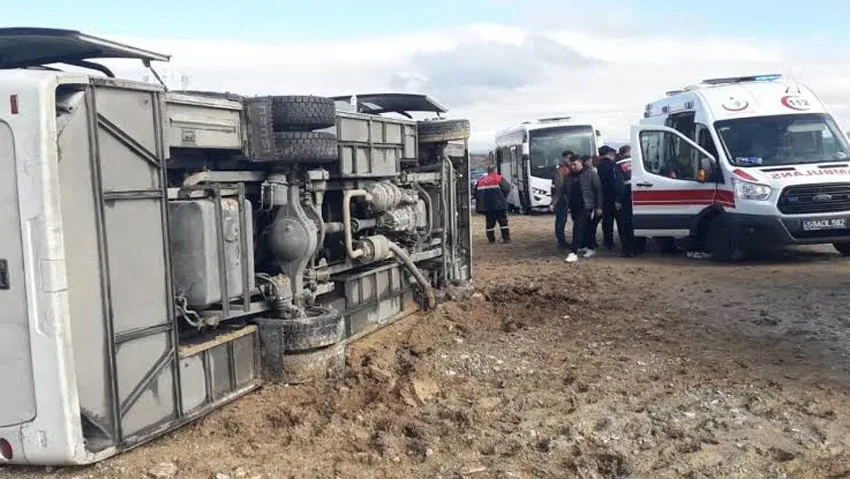 Sivas’ta cezaevi nakil aracı devrildi: 3 yaralı