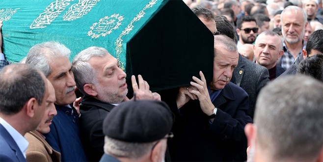 Cumhurbaşkanı Erdoğan tabuta omuz verdi