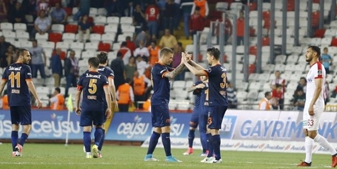 Başakşehir Antalyaspor engelini son dakikada aştı