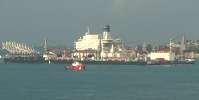 Boğaz'dan bir dev geçiyor; tüm seferler iptal!