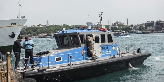 Tur teknesinden Boğaz'a atladı!