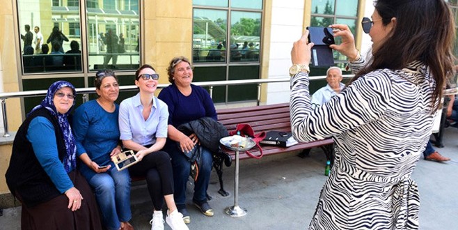 Demet Şener'den adliyede boşanma pozu