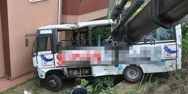 Halk otobüsü site bahçesine uçtu: 9 yaralı