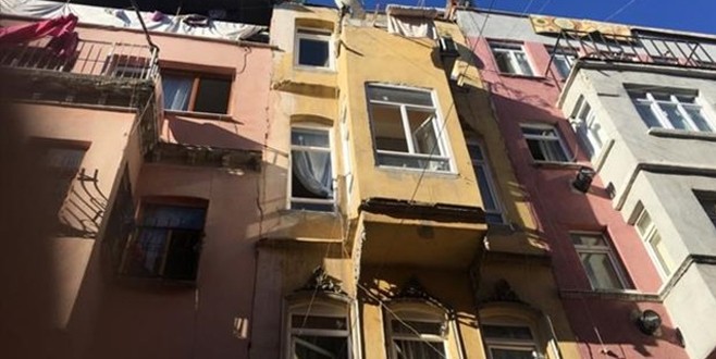 İstanbul'da binanın son katı çöktü: 1 ölü