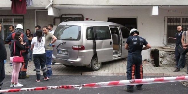 İstanbul'da minibüs eve daldı; 2 çocuk öldü