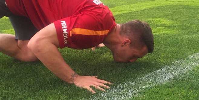 Lukas Podolski çimleri öperek gitti