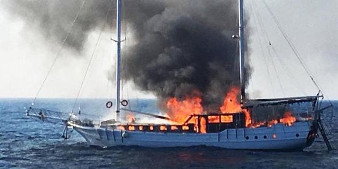 Marmaris'te ahşap gulet alev alev yandı