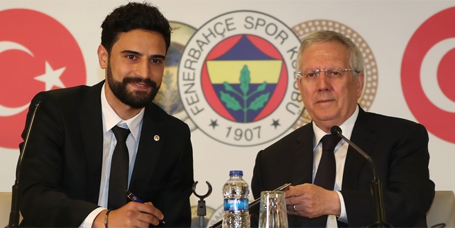 Mehmet Ekici resmen Fenerbahçeli oldu