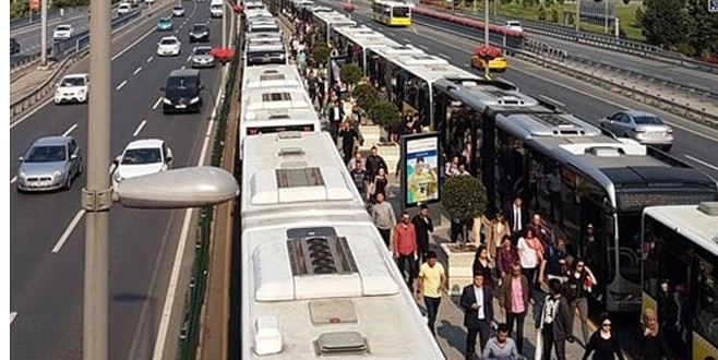 Metrobüs kazası İstanbullular'ı perişan etti