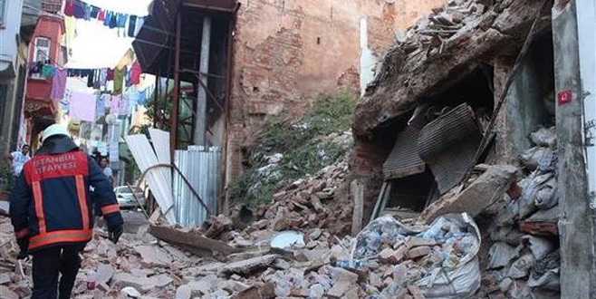 Beyoğlu'nda 2 katlı bina çöktü!